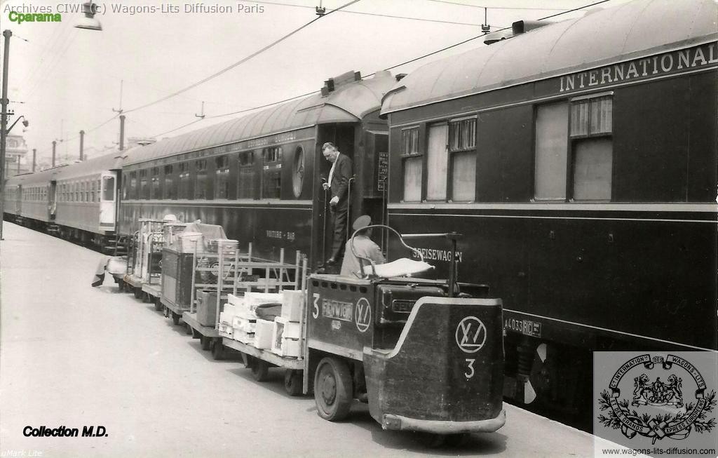 Wl gare de paris lyon vers 1960 voiture restaurant accouplee a une voiture bar pullman