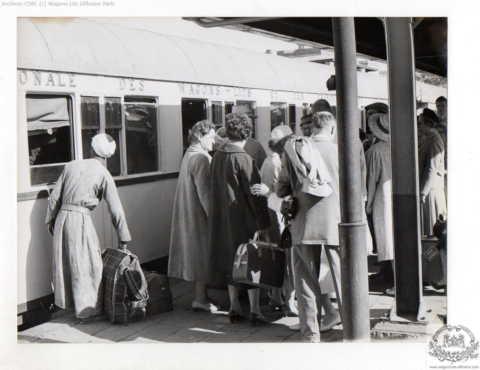 Wl egypt railways luxor train station in 1960 ciwlt coach