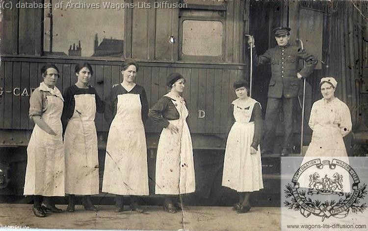 Wl equipe de nettoyeuses feminines vers 1901