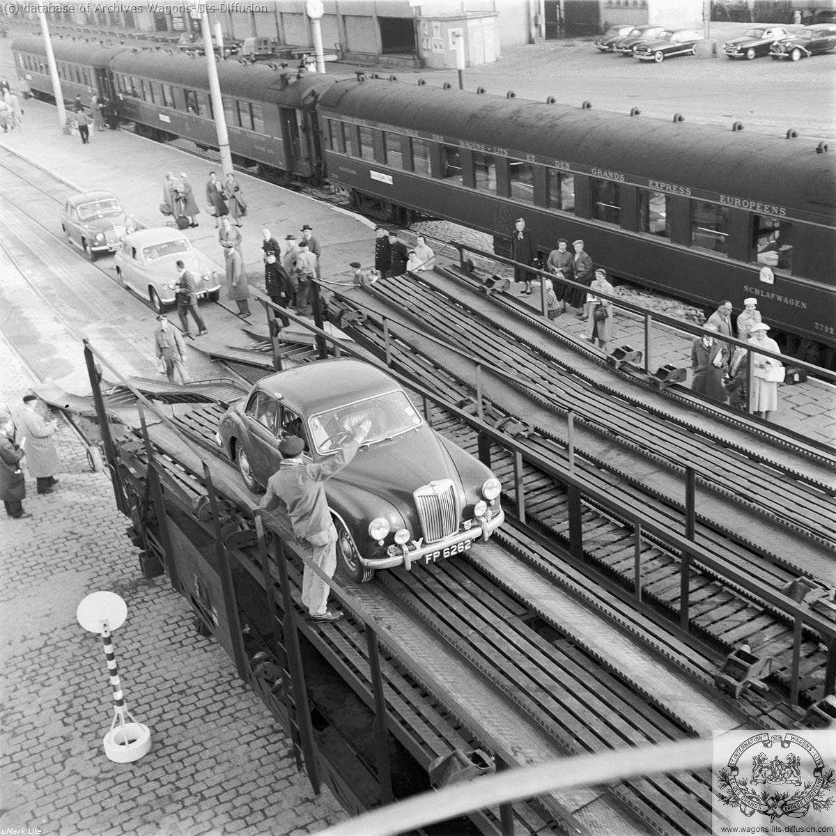 Wl service auto train en gare de boulogne maritime vers 1960