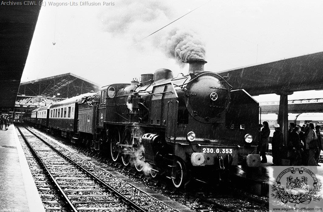 Wl train pullman en gare vers 1960